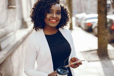 bir şehirde şık siyah kız