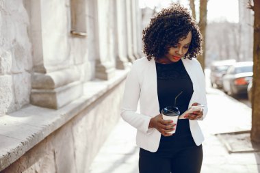 bir şehirde şık siyah kız