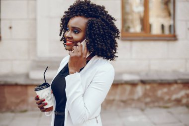 bir şehirde şık siyah kız