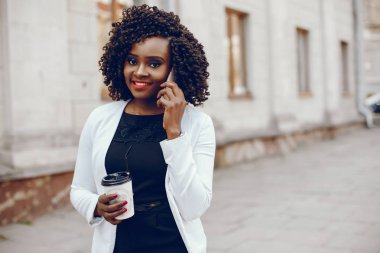 bir şehirde şık siyah kız