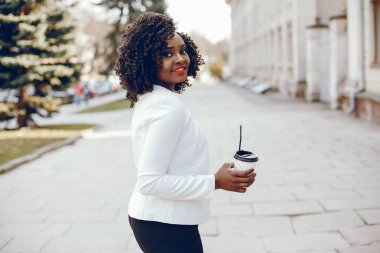 bir şehirde şık siyah kız