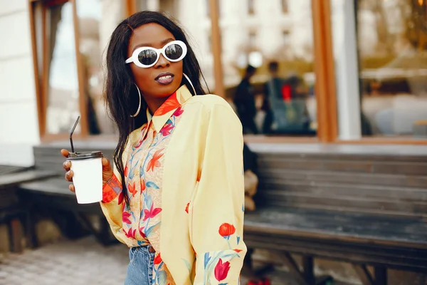 Menina preta elegante em uma cidade — Fotografia de Stock