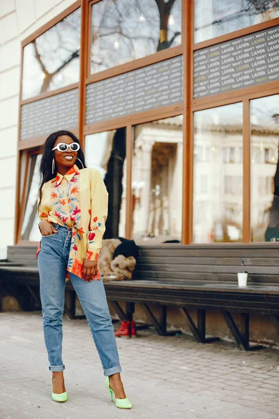 Menina preta elegante em uma cidade — Fotografia de Stock