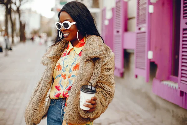 bir şehirde şık siyah kız