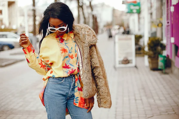 bir şehirde şık siyah kız