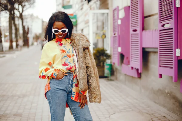 Menina preta elegante em uma cidade — Fotografia de Stock