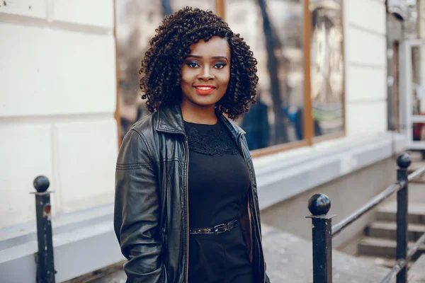 bir şehirde şık siyah kız