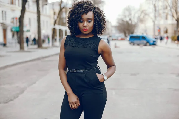 Menina preta elegante em uma cidade — Fotografia de Stock