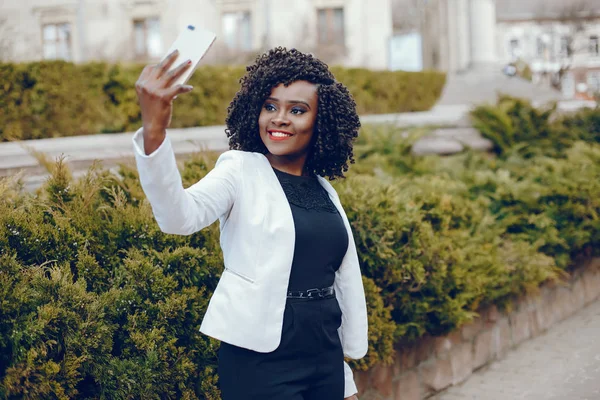 bir şehirde şık siyah kız