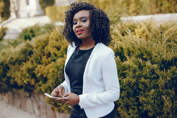 bir şehirde şık siyah kız