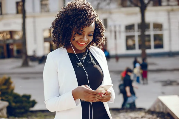 bir şehirde şık siyah kız