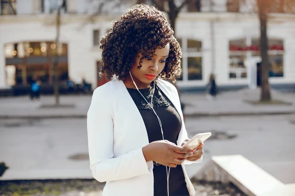 bir şehirde şık siyah kız