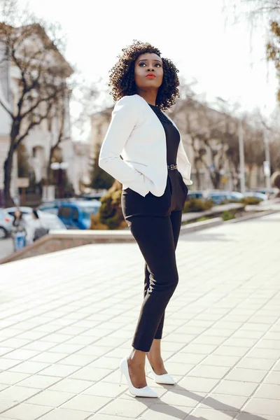 bir şehirde şık siyah kız