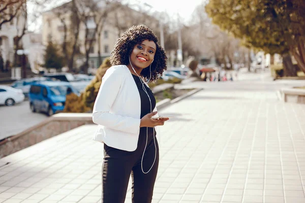 bir şehirde şık siyah kız