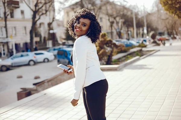 bir şehirde şık siyah kız