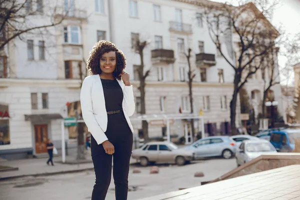 Menina preta elegante em uma cidade — Fotografia de Stock