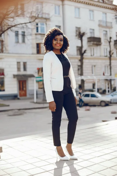 bir şehirde şık siyah kız