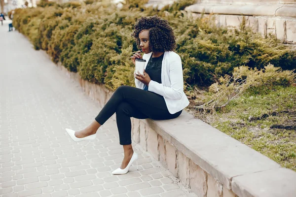 bir şehirde şık siyah kız