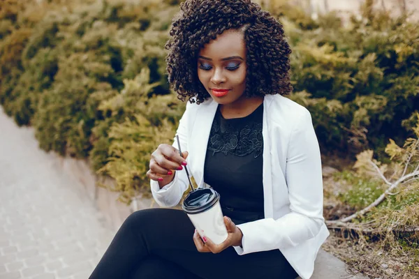 bir şehirde şık siyah kız