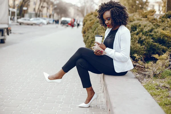 bir şehirde şık siyah kız