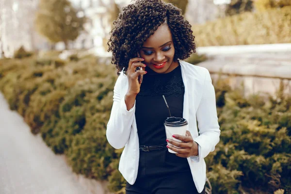 bir şehirde şık siyah kız