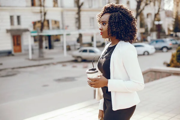 Menina preta elegante em uma cidade — Fotografia de Stock