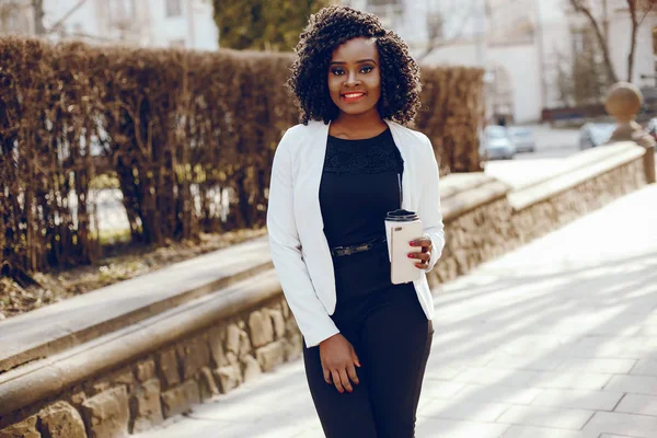 bir şehirde şık siyah kız