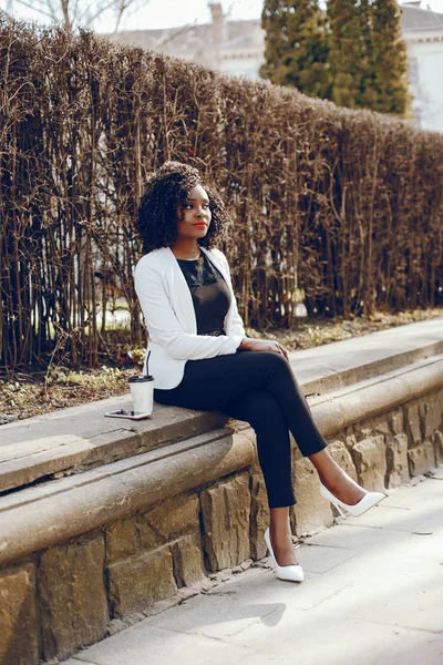 bir şehirde şık siyah kız