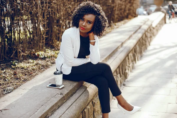 Menina preta elegante em uma cidade — Fotografia de Stock