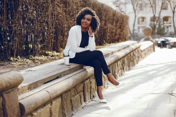 bir şehirde şık siyah kız