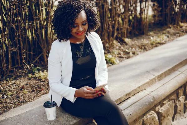 bir şehirde şık siyah kız