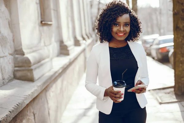 Menina preta elegante em uma cidade — Fotografia de Stock