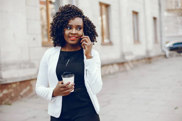 Menina preta elegante em uma cidade — Fotografia de Stock