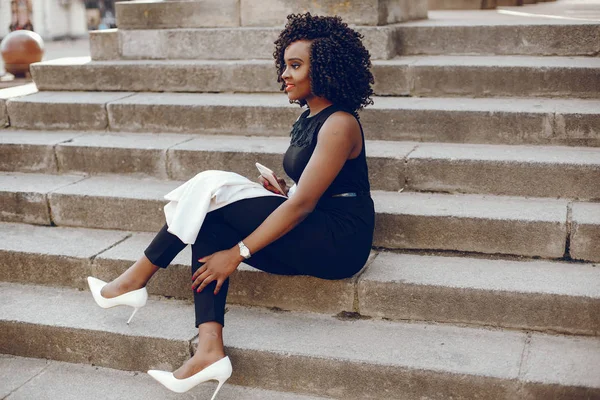 bir şehirde şık siyah kız