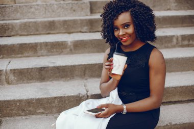 bir şehirde şık siyah kız