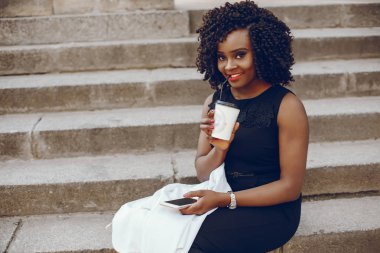 bir şehirde şık siyah kız