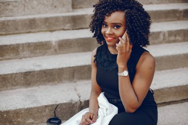 bir şehirde şık siyah kız