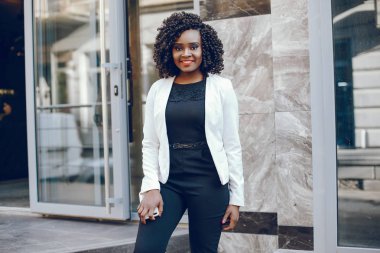 bir şehirde şık siyah kız