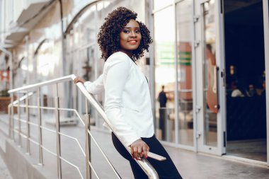 bir şehirde şık siyah kız