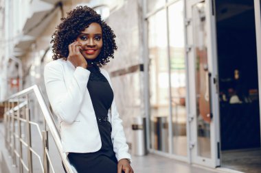 bir şehirde şık siyah kız