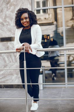 bir şehirde şık siyah kız