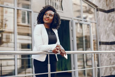 bir şehirde şık siyah kız