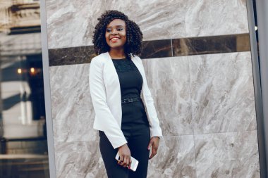 bir şehirde şık siyah kız