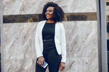 bir şehirde şık siyah kız