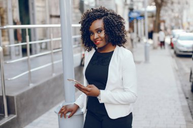 bir şehirde şık siyah kız