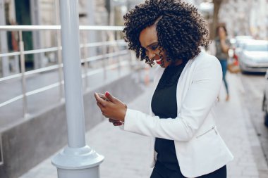 bir şehirde şık siyah kız