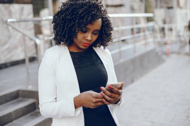 bir şehirde şık siyah kız