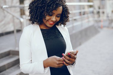 bir şehirde şık siyah kız