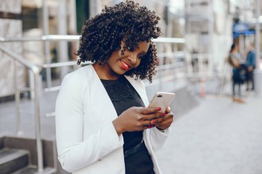 bir şehirde şık siyah kız