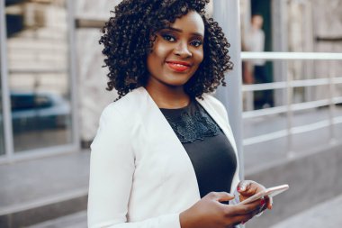 bir şehirde şık siyah kız